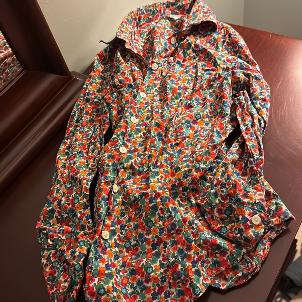 Brooks Brothers floral button up blouse. Size 2. Excellent condition.